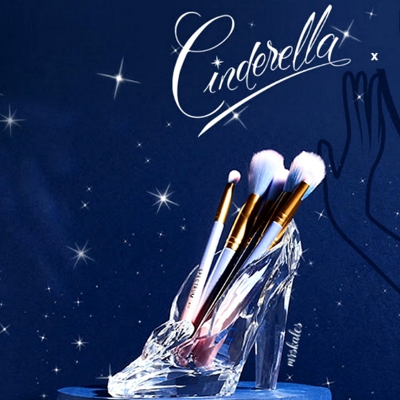 Cinderella Glass Slipper Brush Storage - Picture 9 of 16